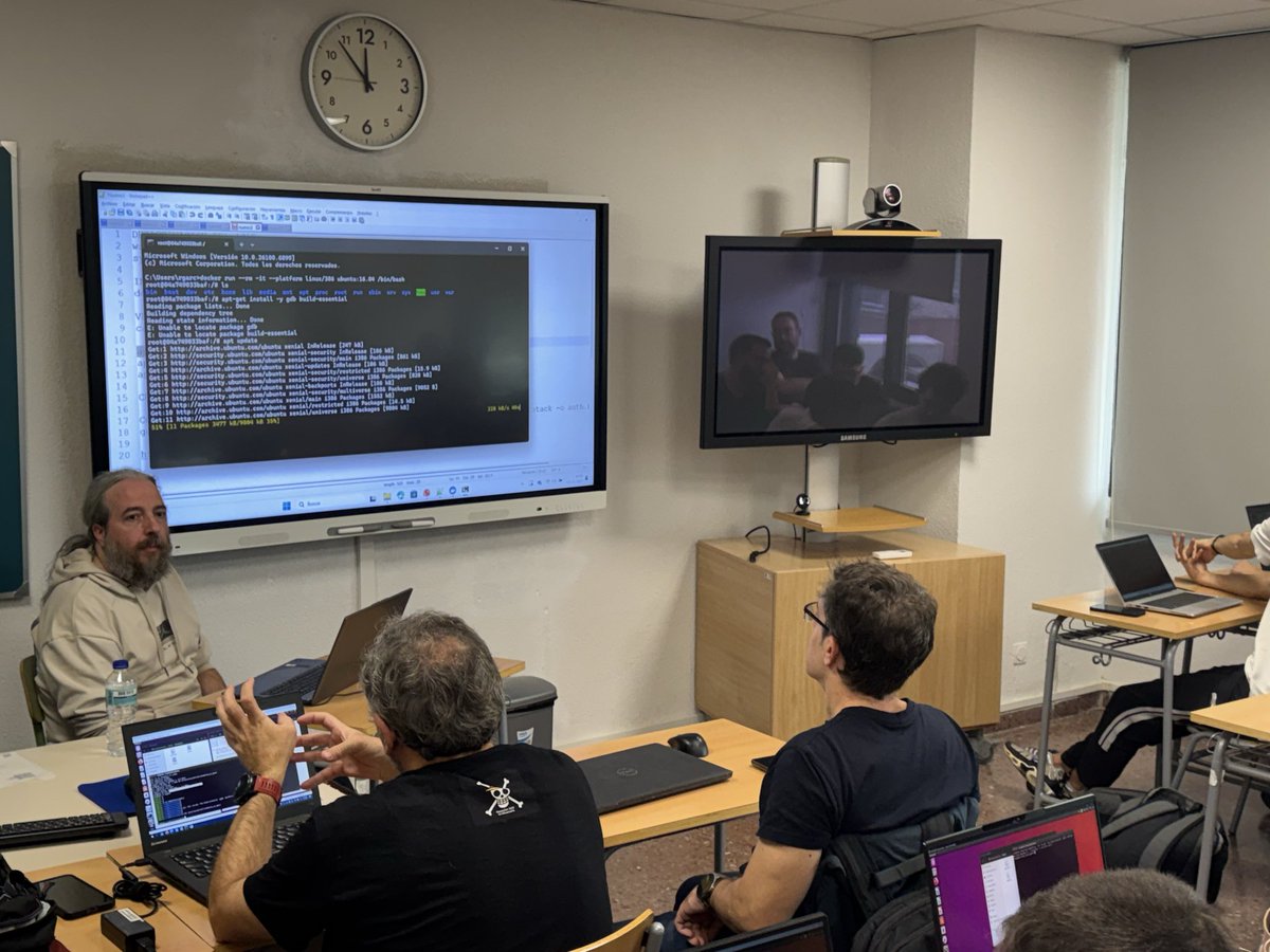 Seguridadjabali's tweet image. En @Honey_SEC estamos con el gran @Gwalrock en el taller de Buffer Overflow #HoneyCON y @HackbySecurity compartiendo conocimiento.