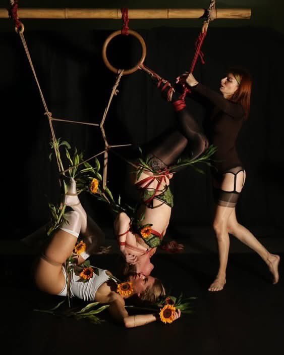 Lateks fetish pornosini tomosha qiling Ikki qiz bilan uy qurilishi oral jinsiy aloqa