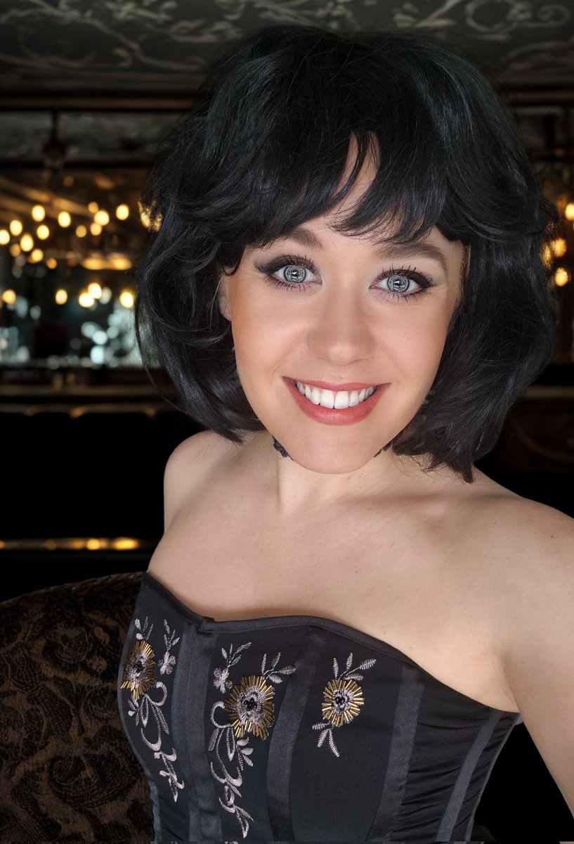 ClaraHelms's tweet photo. Hey #QuentinTarantino, if you ever make another #PulpFiction I've been told I've got pretty feet. 
🎬
📽
#Halloween #blondtoblack #wig
#actor #oldschoolhollywood #blueeyesblackhair #quentintarantinomovies #prettyfeet #films #movies #headtotoe #dressups #actorslife https://t.co/mr6sy9qK46