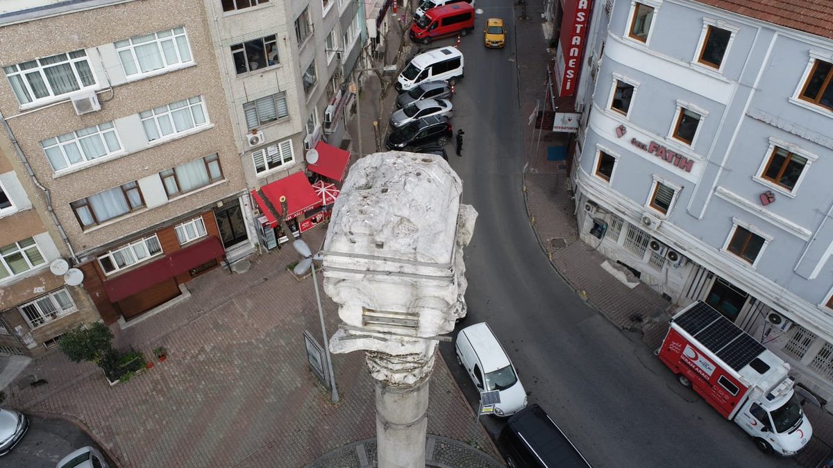Saraçhane'deki Markiani Forumu'nun ortasındaki sütun ve başlığı. Kız Taşı diye adlandırılan sütun,  5.yuzyilda İmparator Markianus adına kent praefectusu (vali-belediye baskani) Tatianus tarafından dikilmiş. Foto: <a href="/ihsanilze/">ihsan ilze</a>