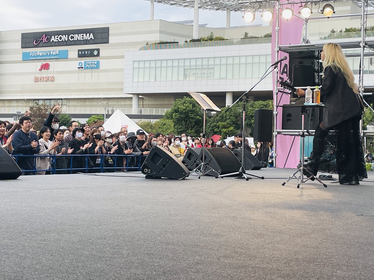 本日は千葉！イオン幕張新都心の
THANK YOU FES.にお越しいただいた皆様ありがとうございました！
thank you〜♡♡
皆さんの温かい声援とこぶしと共に今日もロックなステージになりました⚡️

そしてついにこの日が！
SHOW-WAさんとSHOW-YAの寺田恵子が初対面🙌
みなさん素敵な方で、