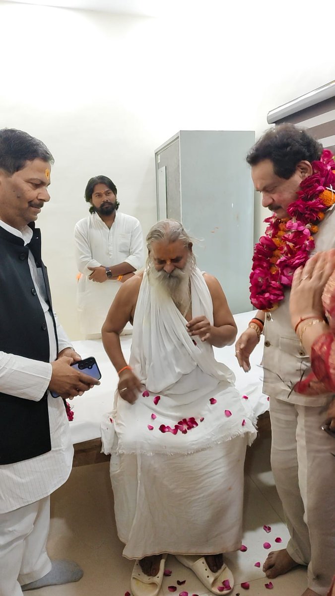 DevendraSinghMP's tweet image. आज भिण्ड प्रवास पर पधारे माननीय केंद्रीय मंत्री श्री @spsinghbaghelpr जी के साथ सुप्रसिद्ध दंदरौआ धाम में डॉ. हनुमान जी महाराज के दर्शन कर आशीर्वाद प्राप्त किया।

इस अवसर पर परम पूज्य श्री श्री 1008 रामदास जी महाराज से भेंट कर आशीर्वाद प्राप्त किया।

#SPSinghBaghel…