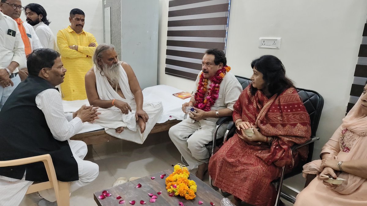 DevendraSinghMP's tweet image. आज भिण्ड प्रवास पर पधारे माननीय केंद्रीय मंत्री श्री @spsinghbaghelpr जी के साथ सुप्रसिद्ध दंदरौआ धाम में डॉ. हनुमान जी महाराज के दर्शन कर आशीर्वाद प्राप्त किया।

इस अवसर पर परम पूज्य श्री श्री 1008 रामदास जी महाराज से भेंट कर आशीर्वाद प्राप्त किया।

#SPSinghBaghel…