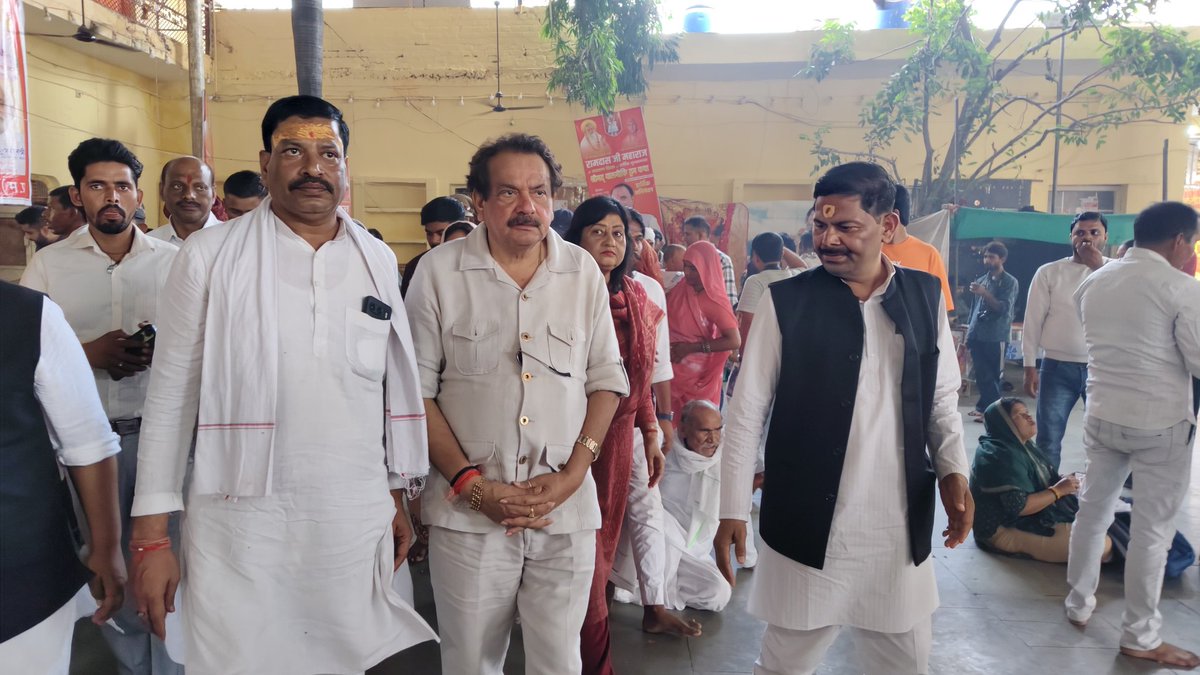 DevendraSinghMP's tweet image. आज भिण्ड प्रवास पर पधारे माननीय केंद्रीय मंत्री श्री @spsinghbaghelpr जी के साथ सुप्रसिद्ध दंदरौआ धाम में डॉ. हनुमान जी महाराज के दर्शन कर आशीर्वाद प्राप्त किया।

इस अवसर पर परम पूज्य श्री श्री 1008 रामदास जी महाराज से भेंट कर आशीर्वाद प्राप्त किया।

#SPSinghBaghel…