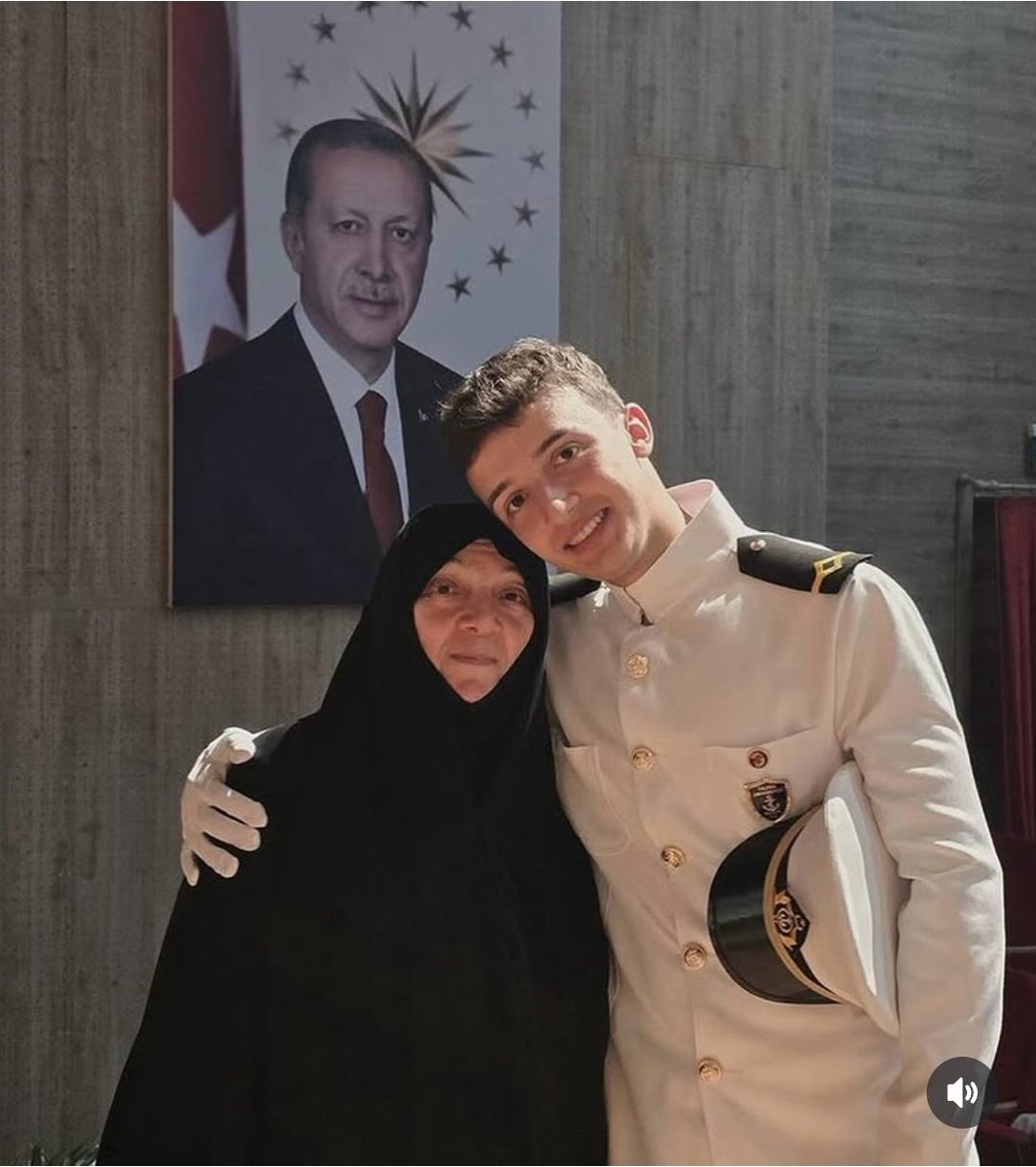 Arkada lider, önde eseri...

Bir zamanlar asker olan evladının yemin törenine alınmayan başörtülü analar vardı.
Bugün o anaların evlatları subay, astsubay oluyor..

Recep Tayyip Erdoğan sayesinde