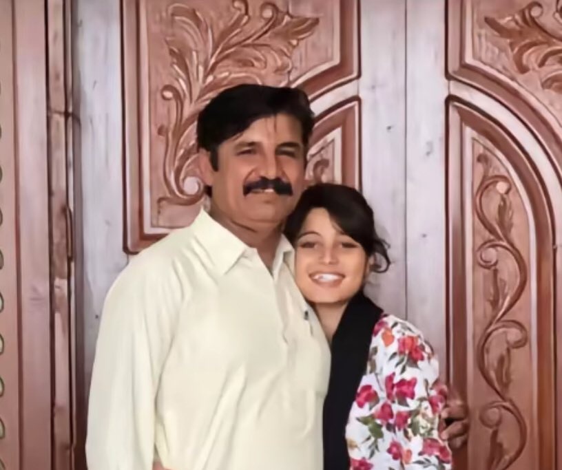 KaliwalYam's tweet image. بیٹی کے ساتھ تصویر میں جو خوبصورت آدمی کھڑا ہے اس کا نام ملک ادریس ہے اور اسے 26 نومبر کو شہید کروا دیا گیا ہے
آج پھر نومبر کا مہینہ شروع ہوا 💔