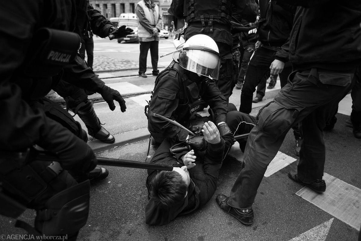Powtórzę wpis sprzed roku. Ku pamięci, bo zapominamy o ofiarach reżimu PiS. Szary człowiek Piotr Szczęsny 🖤 ciężarna Dorota czy Izabela z Pszczyny 🖤 transpłciowa działaczka Milo Mazurkiewicz i inne osoby LGBTQ 🖤ponad 100 przypadków śmierci na skutek brutalnej interwencji