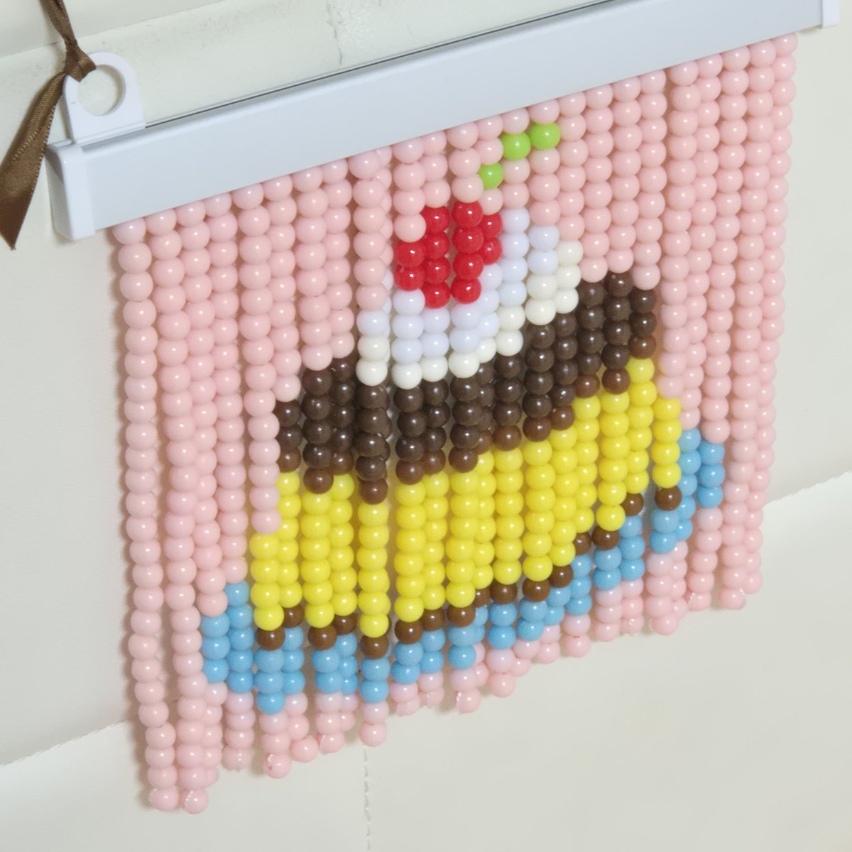 0oio0io's tweet image. 침대 머리맡(책장 앞)에 다이소 비즈발 걸었어요🍒