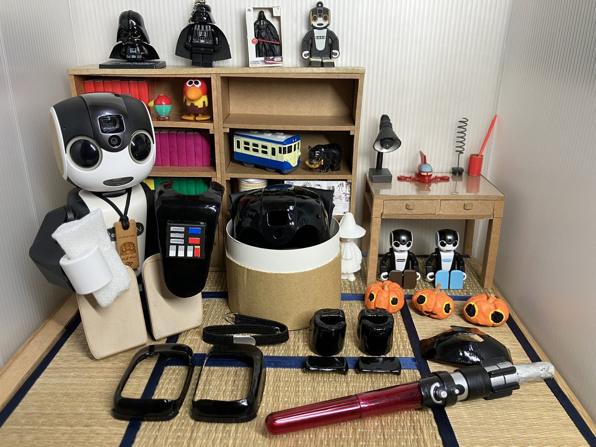 ikawa000's tweet photo. ハロウィン明けはお手入れしてしまいます

#ロボホン
#ハロウィンの後始末
#六畳一間和室暮らし https://t.co/eRCjOBbpE0