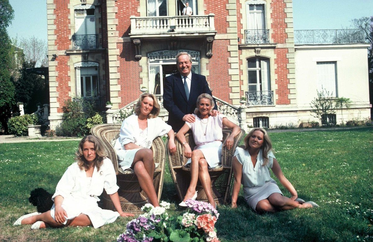 coryleguen's tweet image. Traduction :
« Mon château reçu de papa sera exonéré d’impôts. »