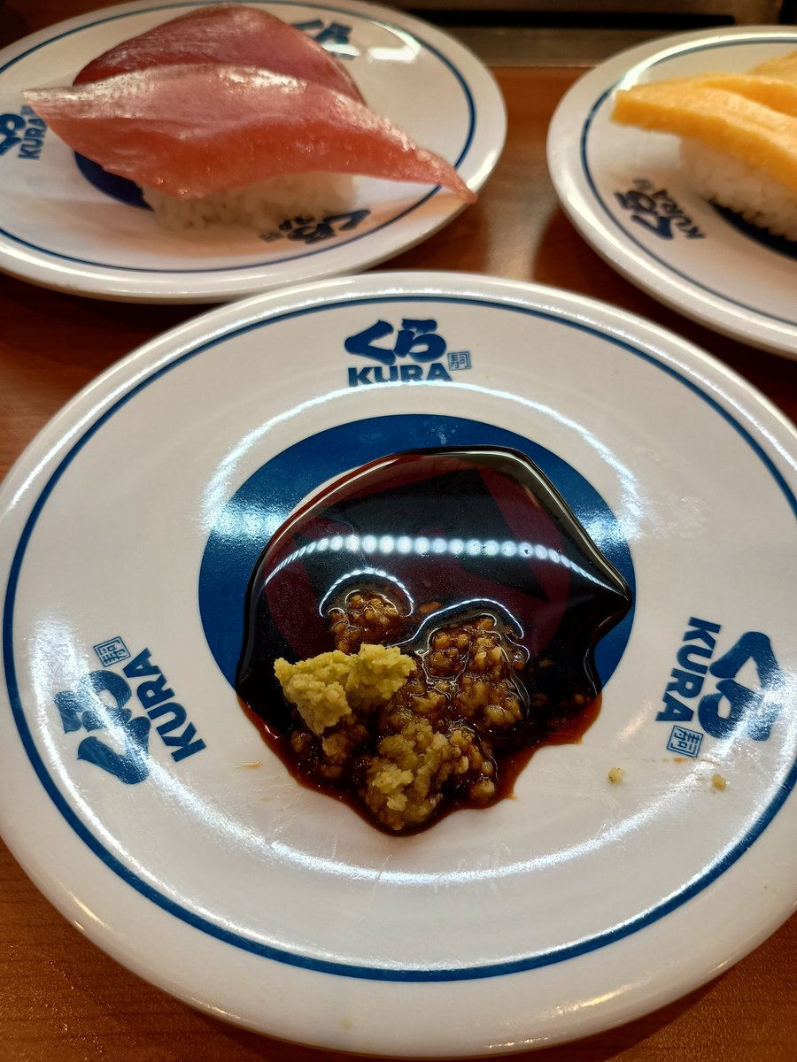 pirooooon3's tweet image. 醤油に、ワサビを混ぜるのって
貧乏くさいですか？
育ちがわるいのでしょうか？
①そんなことない
②貧乏で育ち悪い
③その他

くら寿司で横の人がチラチラ見るんだけど🍣🍣🍣👀