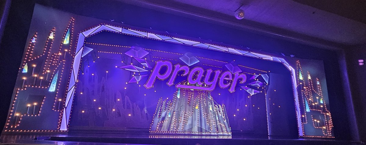 yohnyan01's tweet image. 雪組初日を見てきました❄お芝居は幕開き生田先生らしいその時代の世界観がわかる演出✨ショーはものすごい運動量だと思った！世界各国のお祝いお祭り祈りの場面が散りばめられていて飽きない👀夢白ちゃんがとにかく美しかった💚