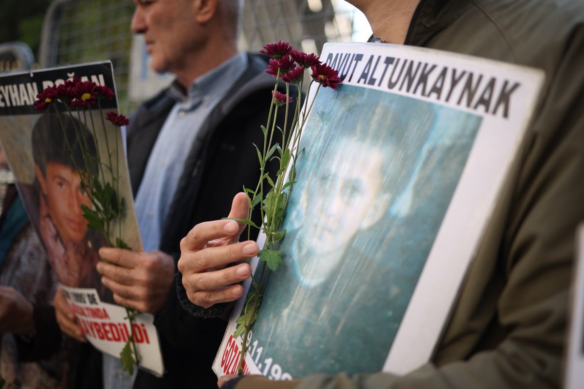 1075.haftamızda şiddet politikalarının bir sonucu olarak Dargeçit'te gözaltına alınan ve bir daha geri dönemeyen kayıplarımız için adalet istiyoruz.
#CumartesiAnneleri1075Hafta