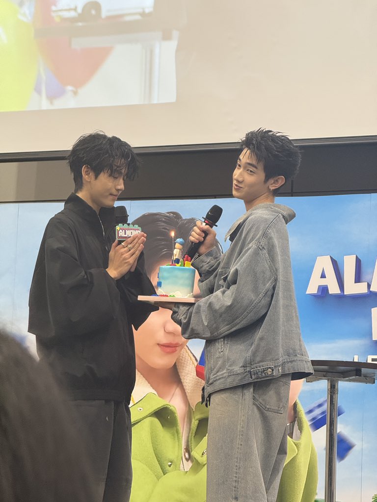 รอยยิ้มผู้ชนะมากอะ หมั่นเขี้ยว5555555555555555555555555555555555

ALMOND LEVEL18 BDAY 
#Building18WithAlmond 
#Almondbabybigboy