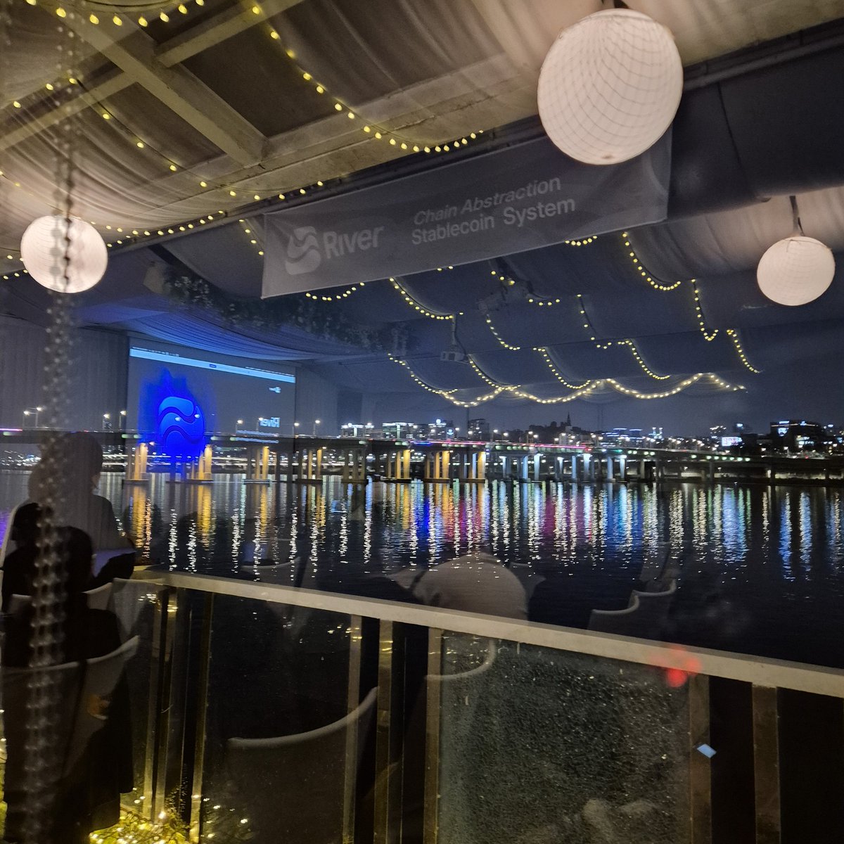 cherrycoco_6468's tweet image. 🍒리버 한국 밋업 왔습니다!!!
리버라서 한강 선상파티라니!!
크루즈라고 해서 늦게오면 떠나는 건줄 알았다구요 ㅠㅜ
새롭게 만난 리버형들도 모두 반가워요, 팔로우도 모두 해드리는 중!
리버 화력 미쳤어요...
VIP 초대해주셔서 감사합니다🙏
@RiverdotInc @River4fun
#리버한국밋업 #리버단