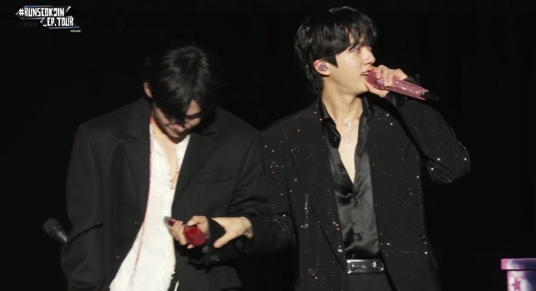 sawok_2minn's tweet image. พี่จินลากน้องออกมาหน้าเวทีใหม่เพราะว่าวีเข้าไปแล้วร้องไห้ 
วีร้องไห้หลังจากที่บอกว่าคิดถึง Army มากๆ  

😭🥹

#RUNSEOKJIN_epTOUR_ENCORE
#Jin_TOUR_ENCORE