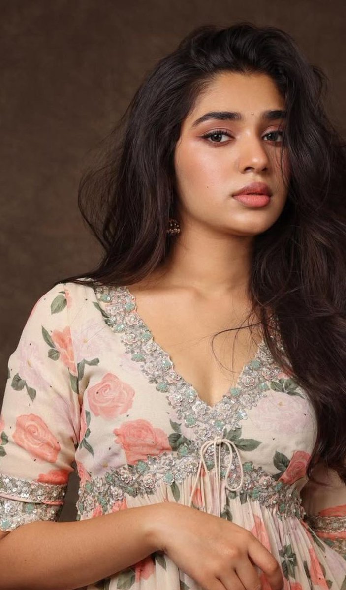 Story Begins:
Krithi: Nenu Dinner Complete Chesi Na Bedroom Lo Padukunna...!!
Midnight Dhaaham Ga Undhani Nidhra Lechaan