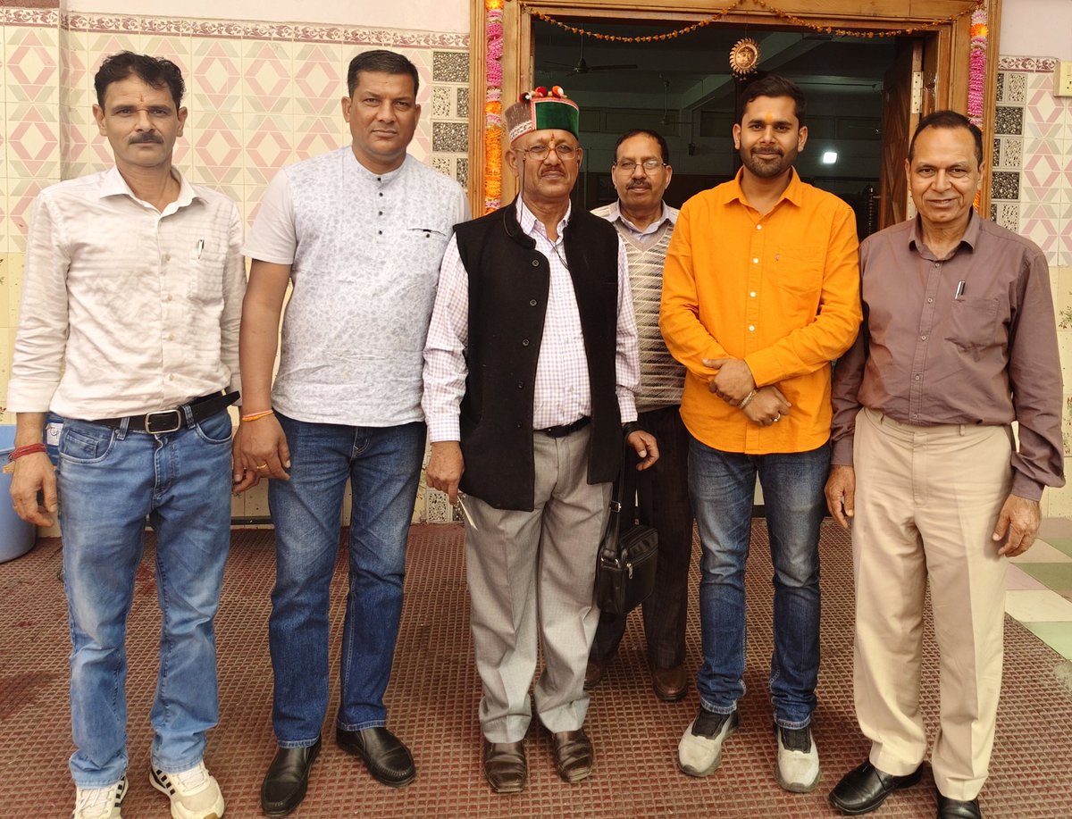 rishav_pandav's tweet image. आज #बैजनाथ में हिमाचल पथ परिवहन विभाग से सेवानिवृत्त आदरणीय श्री लेखराज राणा जी के सुपुत्र भाई योगेश राणा जी के विवाह समारोह में उपस्थित होकर समस्त परिवारजनों को शुभकामनाएं प्रेषित की..🙏🙏🙏
#Heartiest_Congratulations

रिशव पांडव