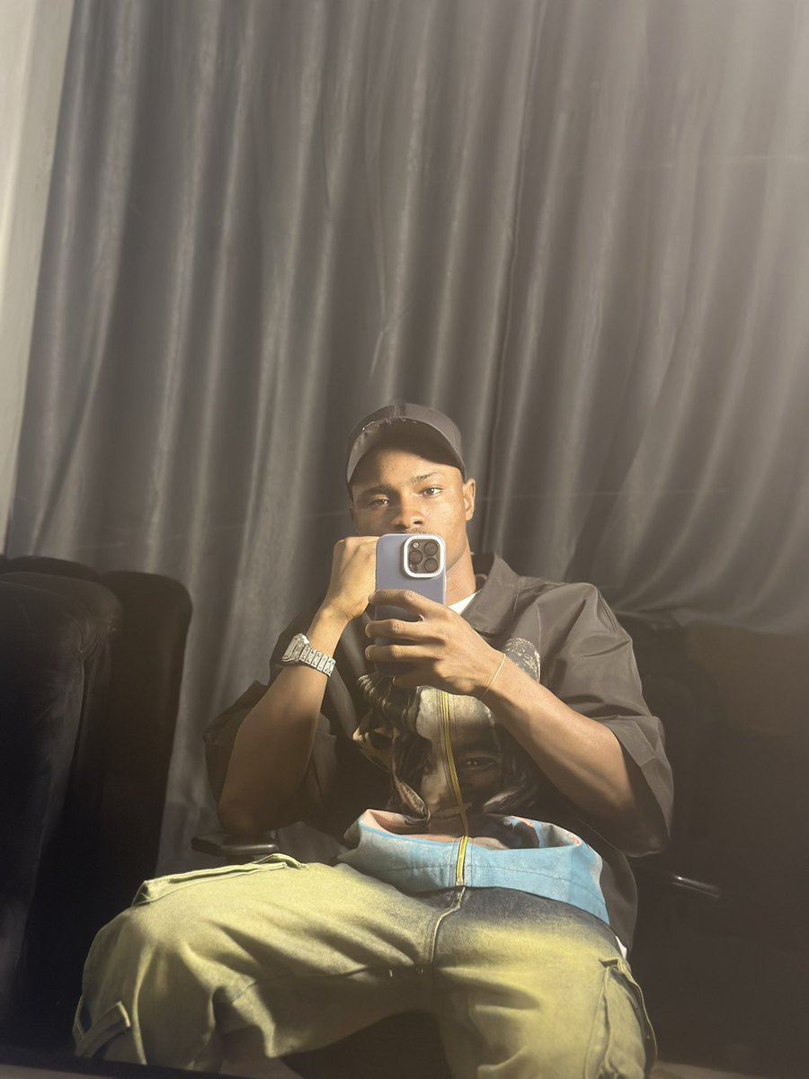 The_Movas's tweet image. How I show up to @gdgIlorin Day 3 🙂↔️🤓