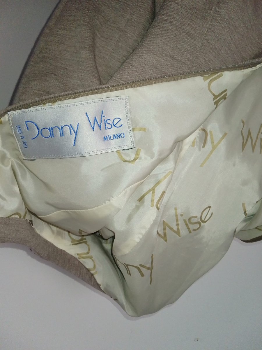 dwmilano's tweet photo. Dalla Collezione DANNY WISE Couture:
Abito in jersey color tortora, 100% lana, tagliato a mano,  tutto lavorato in sbiego,  ricamato a mano  lavorazione ad ago' in lana blu wise con bottoni in jersey blu wise fatti a mano #dannywise #collezione #couture https://t.co/SGqQ8BoWlu