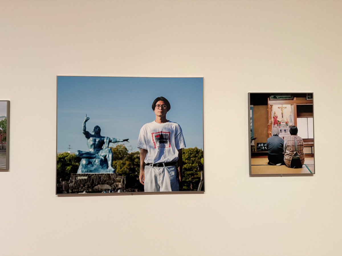 🟨金川晋吾さんの出展は「明るくていい部屋」と「祈り/長崎」の2作。
前者は葛藤はあるが「ポジティブなイメージを見せることをしたい」と。
後者は祈りを「神聖さでなく実感と地続きで語りたい」と言った。
いずれも、「意味」を開こうとする行為の言い換えであり、同じことを言っている
↓