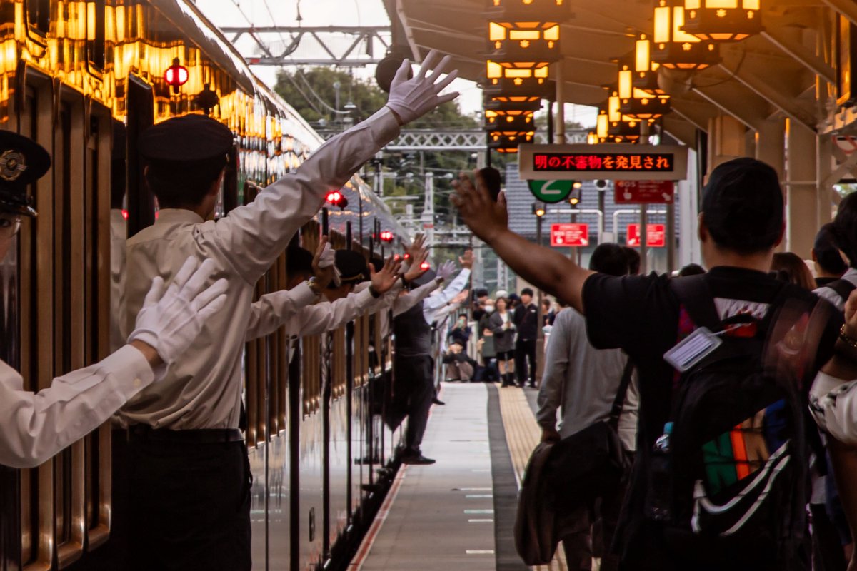 レールウェイフェスティバルin嵐山に出展していた各社が撤収中。
閉扉しても問題ない扉は手を上げて合図。
阪急をはじめ小田急や色んな会社の方が手を上げて合図を送る中、何かのイベントだと勘違いした外国人ニキが手を上げる微笑ましいシーンが見られました。