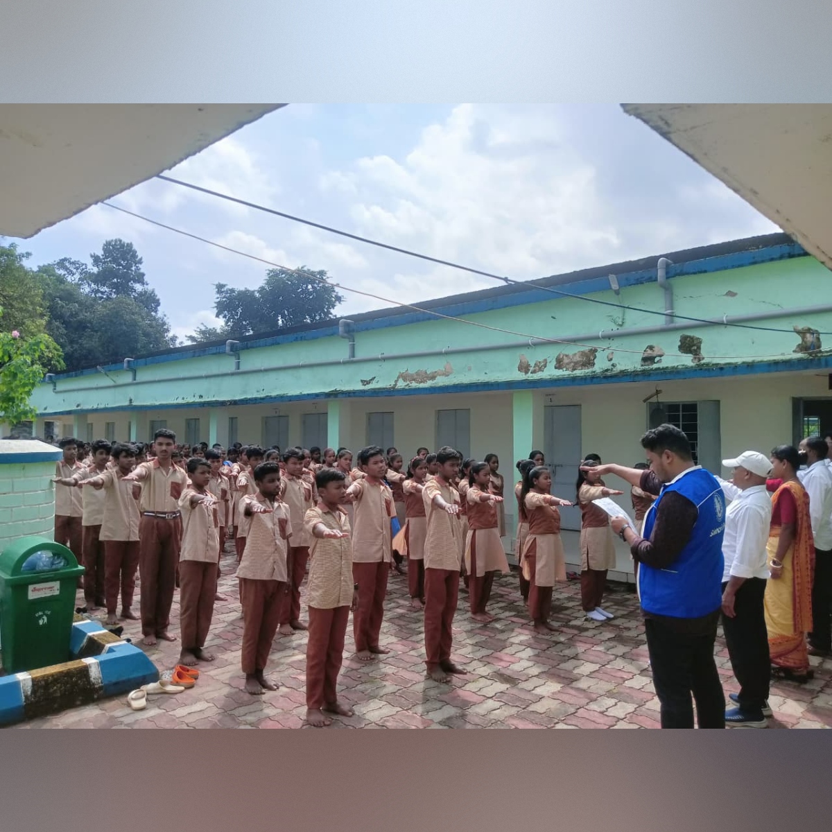 FunScienceDkl's tweet image. Mass Preamble Reading by the rural area students at Raruan Govt. High School, Raruan, Mayurbhanj during organisation of Mobile Science Exhibition by
@FunScienceDkl, a unit of @ncsmgoi, @MinOfCultureGoI on Dt. 31.10.2025. #preamblereading #Constitution75