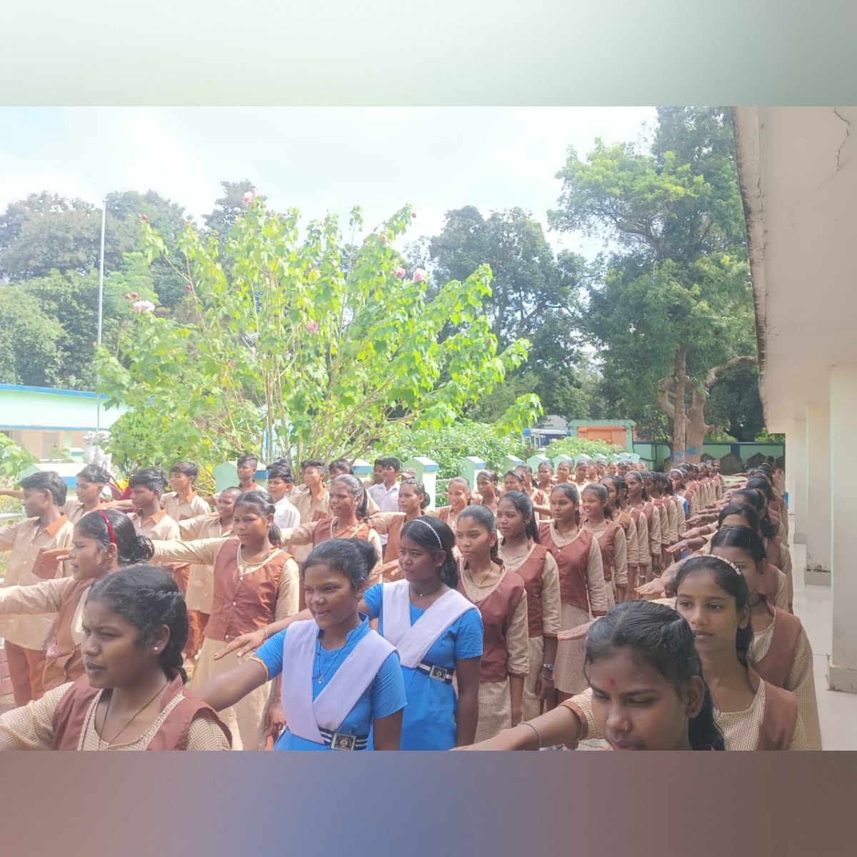 FunScienceDkl's tweet image. Mass Preamble Reading by the rural area students at Raruan Govt. High School, Raruan, Mayurbhanj during organisation of Mobile Science Exhibition by
@FunScienceDkl, a unit of @ncsmgoi, @MinOfCultureGoI on Dt. 31.10.2025. #preamblereading #Constitution75