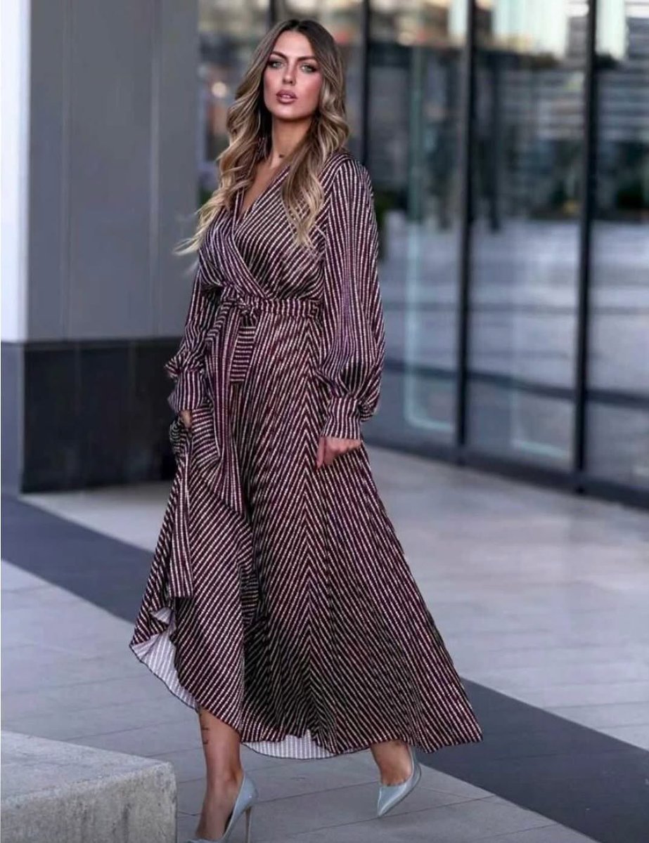 Sometimes you can’t beat a dress- no mixing, no matching, just put on - done! 

#dresses #swish #daytonight #easy #midaxi #burgundy #wrapdress #claygate #simplicity #surrey #capsulewardrobededaytonight #elegance #agelsss #classic