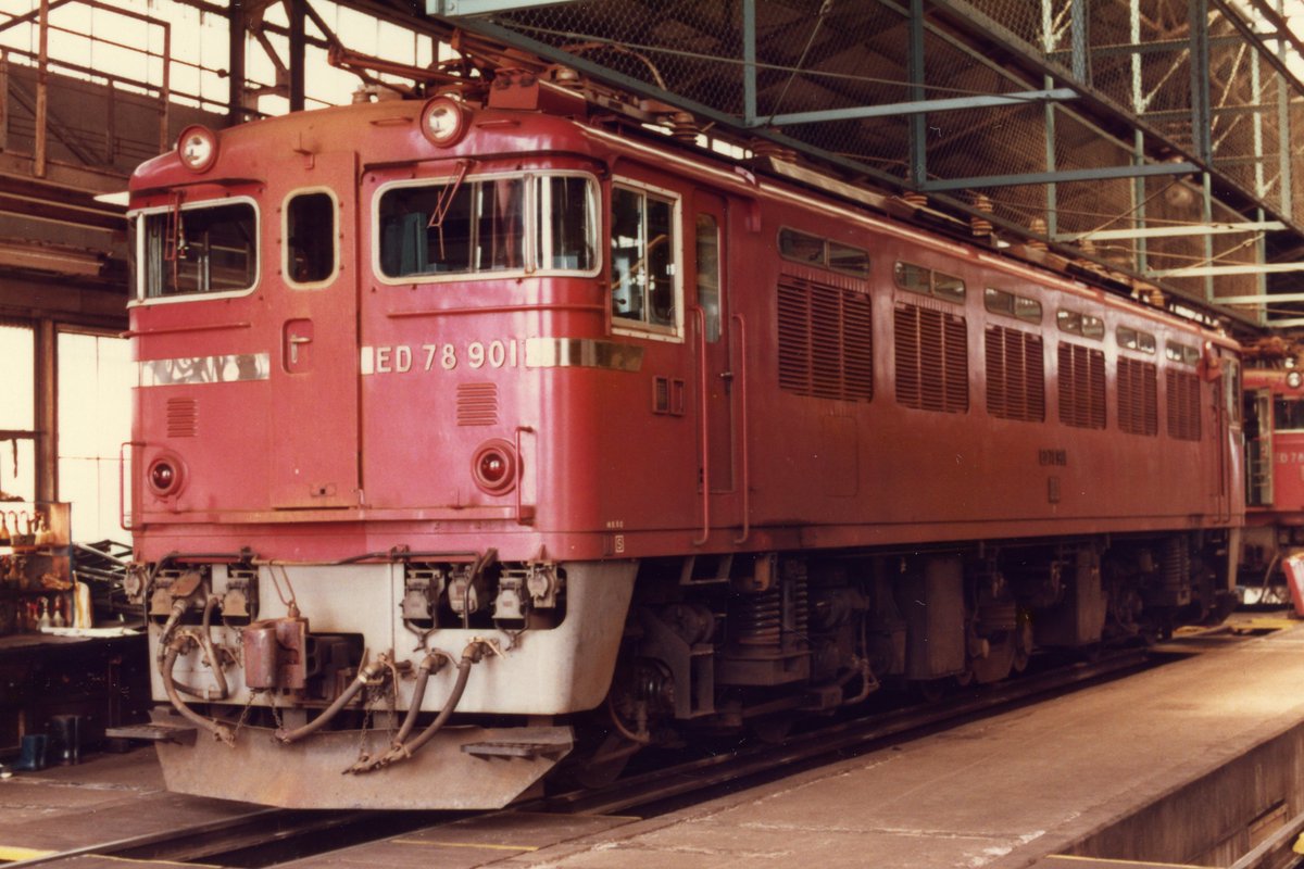 両901番にも出会うことができました。
ED77901 1984.7.17 会津若松運転区
ED78901 1984.7.18 福島機関区