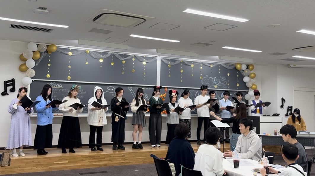 koma_gasshou's tweet image. オータム1日目でした🫧
天気も晴れて、明るい雰囲気の中でディズニー曲を演奏できました🎶
多くのお客さまにご来場いただき、団員もとても楽しかったです！
明日も3-705教場でご来場お待ちしております🙇‍♂️