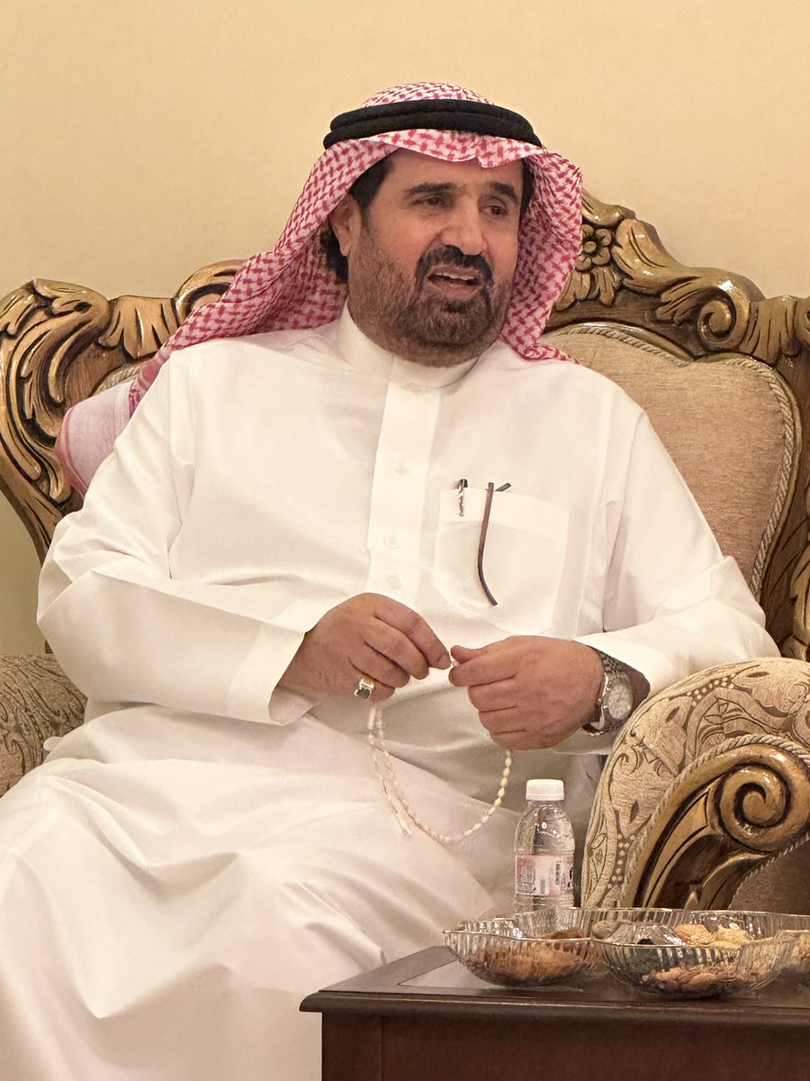 الدكتور هجاد بن عمر الغامدي، مدير عام التعليم في منطقة الباحة سابقًا، رجل المكارم والأخلاق والتواضع. له بصمة ناجحة في التعليم لم يحققها أحد، ثبتها لبنة أساسية وناجحة. جاء بعده الأستاذ سعيد بن محمد مخايش مكملًا مسيرته، وتوالت النجاحات.

الدكتور هجاد أبو خالد ليس بصمته في التعليم