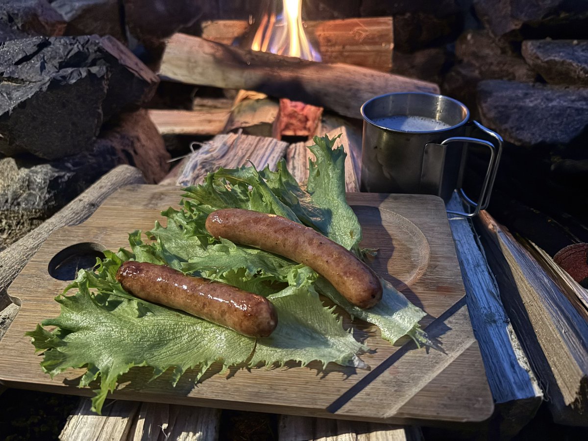 mugi_alc20's tweet image. キャンプに行く途中で道の駅に寄ったらソーセージを買ってしまいます