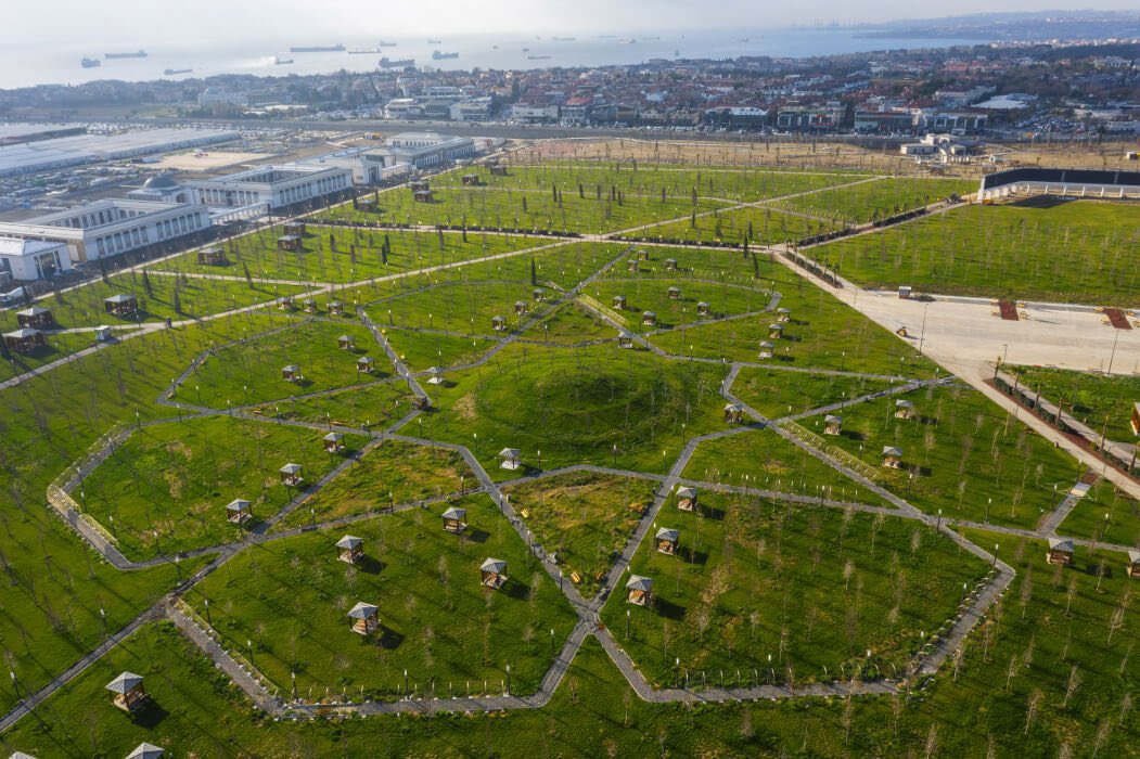 Tarihte hiçbir Devlet stratejik öneme sahip milyar dolarlık havalimanı pistlerini yıkıp yerine ot ekmemiştir 

Bunu ancak Türkiye’de görebilirsiniz

Atatürk Havalimanı pistleri bir inat uğruna yıkıldı ve Millet Bahçesi adı altında ucubeye çevrildi