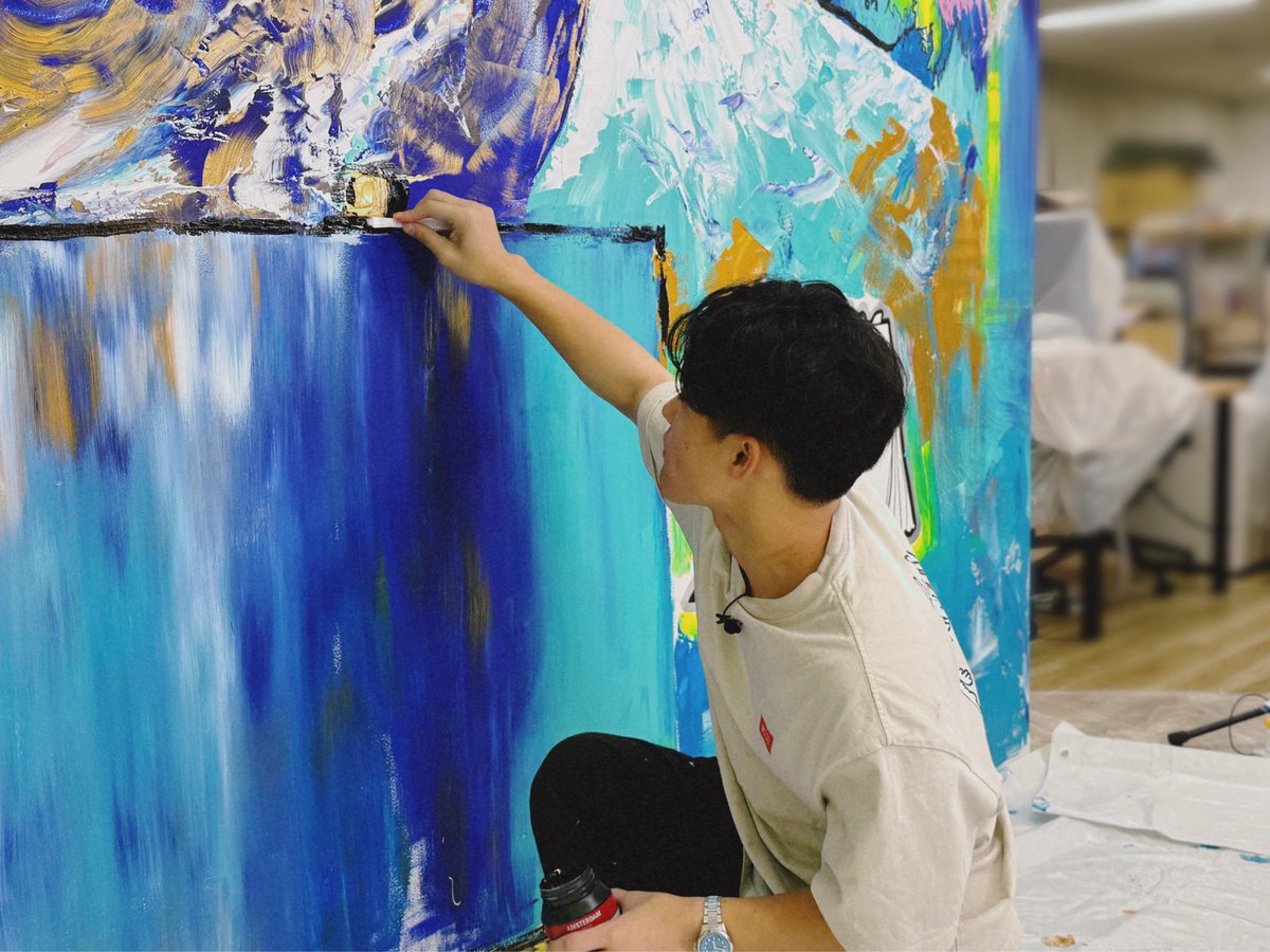 ArtooneCH's tweet image. 本日のプレミア公開動画ご覧くださった皆さまありがとうございました！
QuizKnockメンバーとの初めての共同制作！
アートゥーン！始まって以来の大きい絵が出来上がりました🖼️

▼動画のご視聴はこちらから！
youtu.be/1EZ_9hzDj1I

#アートゥーン #Artoone