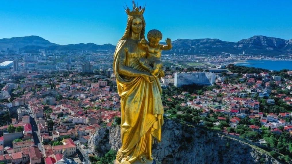 Très heureuse fête de la Toussaint à tous les chrétiens. 

En cette journée d’espérance et de recueillement, ayons une pensée pour tous ceux qui ne peuvent pas pratiquer leur foi librement ou qui sont persécutés parce qu’ils croient.