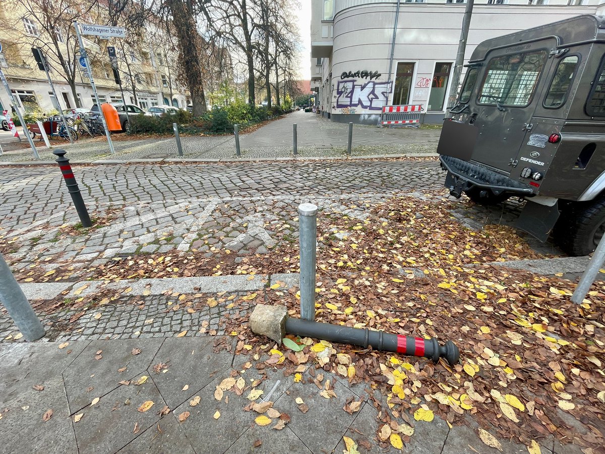 BikerPankow's tweet image. Wer Poller beim Autofahren übersieht, was übersieht der noch? #Pankow #Ossietzkystraße #WolfshagenerStraße #AlleinunfallMitFahrerflucht