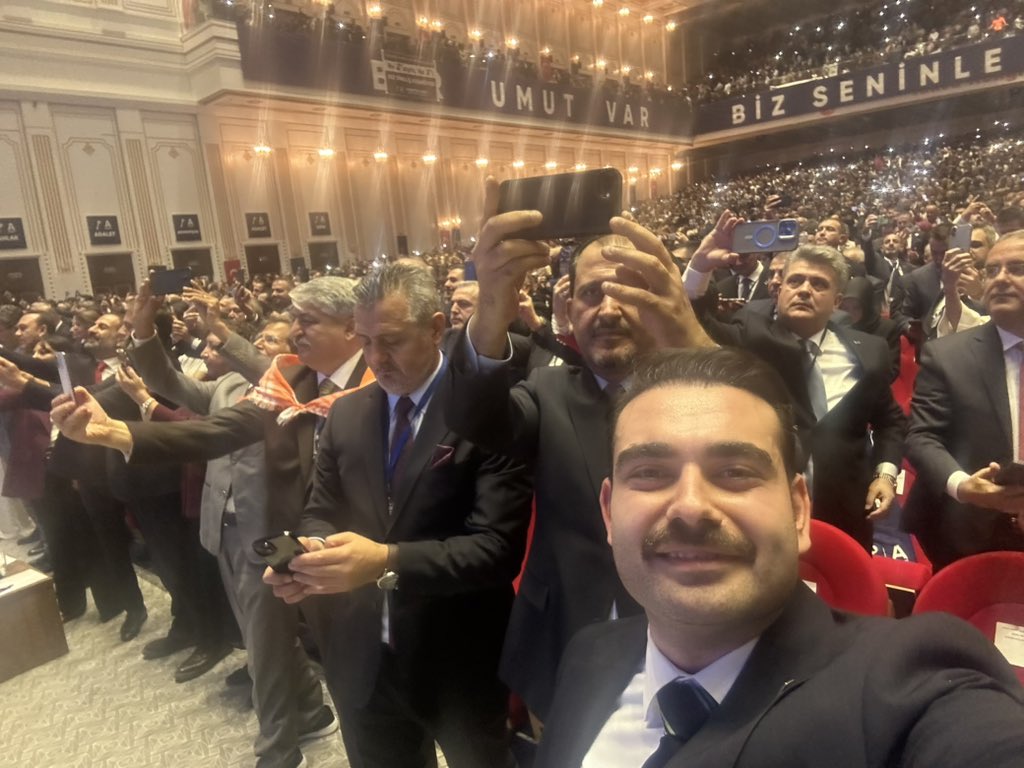 Biz milletimizin kamplara bölünmesinden, cepheleştirilmesinden, düşmanlaştırılmasından taraf değiliz.

%49’a karşı %51’in hesabını yapanlar da değiliz.

%100’ün hepsini bir ve beraber kılmayı isteyenleriz ve bu yüzden
 #BizSeninleBirOlduk