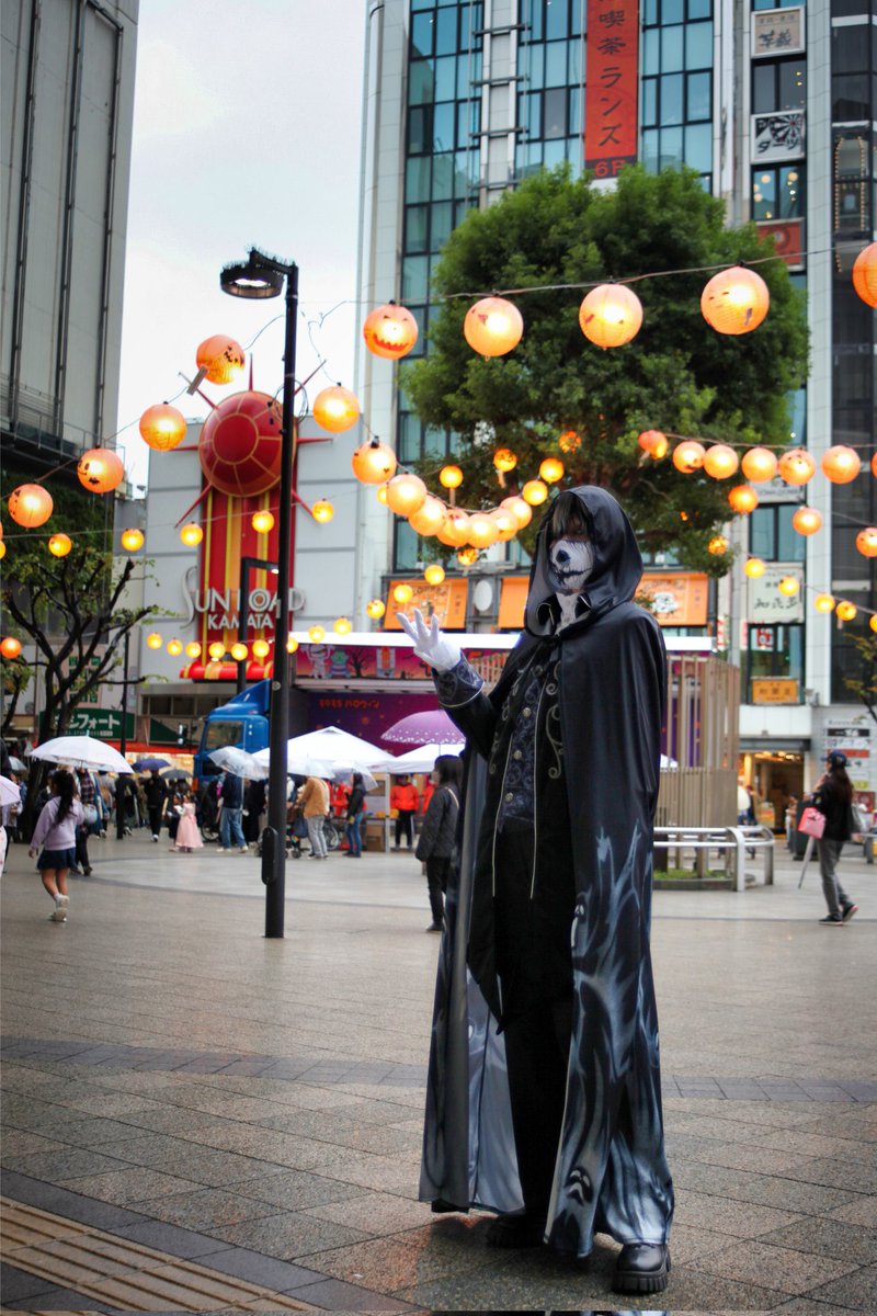 tokage_keiru's tweet photo. 《コスプレ写真》
甥っ子①が「学校でハロウィン(の仮装もどき)やったよ！」と言うので、「私もやったよ！蒲田のイベントで！」と写真を見せたところ、「カッコイイ✨」と言われた
やったぜ✨

📸おつ様（@otuphoto ）
 #蒲田ハロウィン
 #蒲田ハロウィン2025 https://t.co/zLhNpyl9mw