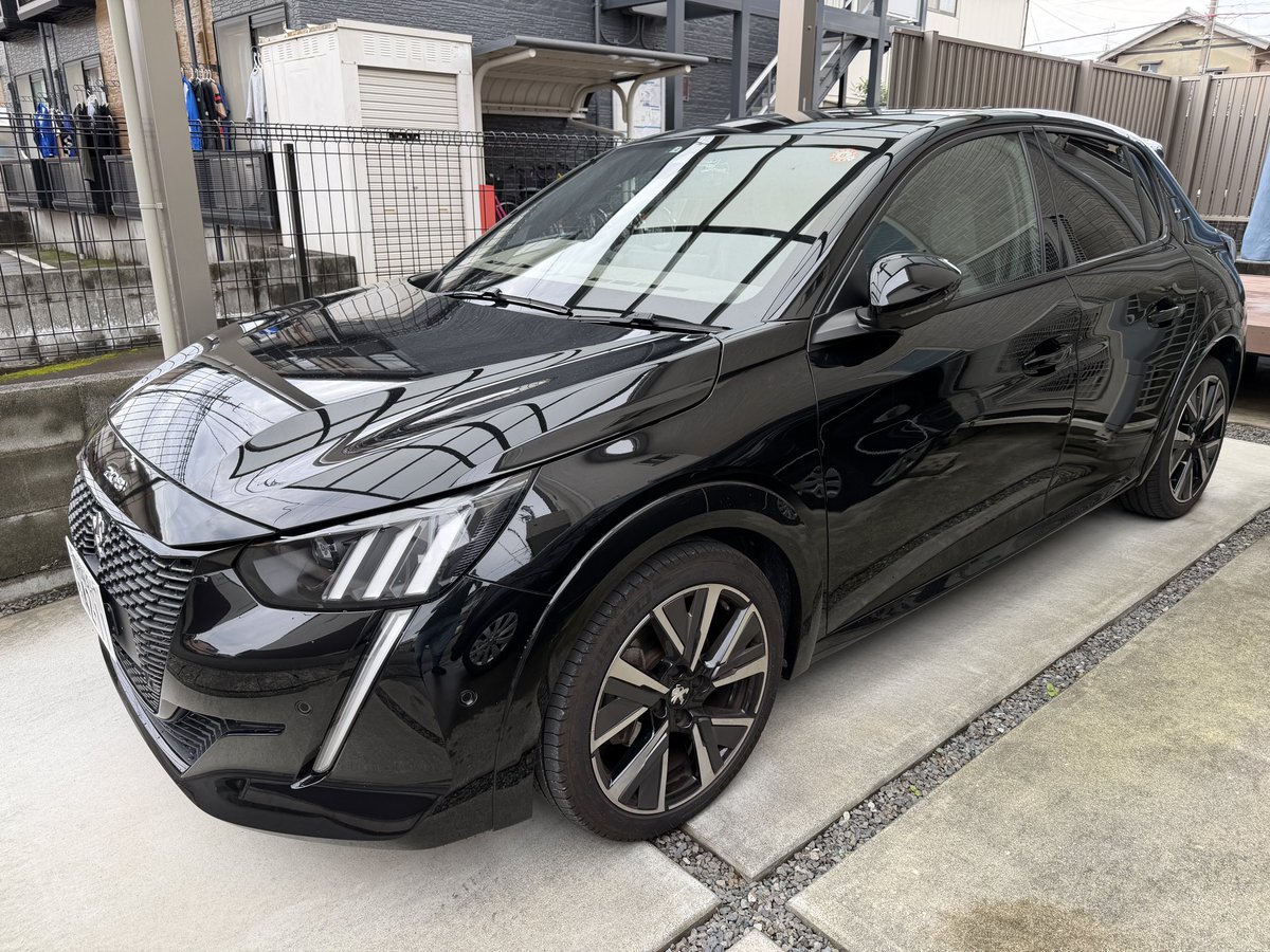 rize666's tweet image. 現在　PEUGEOT 208 GT
予定　DS3 Crossback Opera NQ（規格外仕様）
どっちも個性があったカッコ良い
乗り心地は圧倒的にDS3だけど。
サイズも規格も違うから同じように比べられないけど、前に乗ってたシトロエンC3エアクロスと同じ感じで柔らかいのが良いんだよなぁ。
#DS3Crossback
#PEUGEOT208