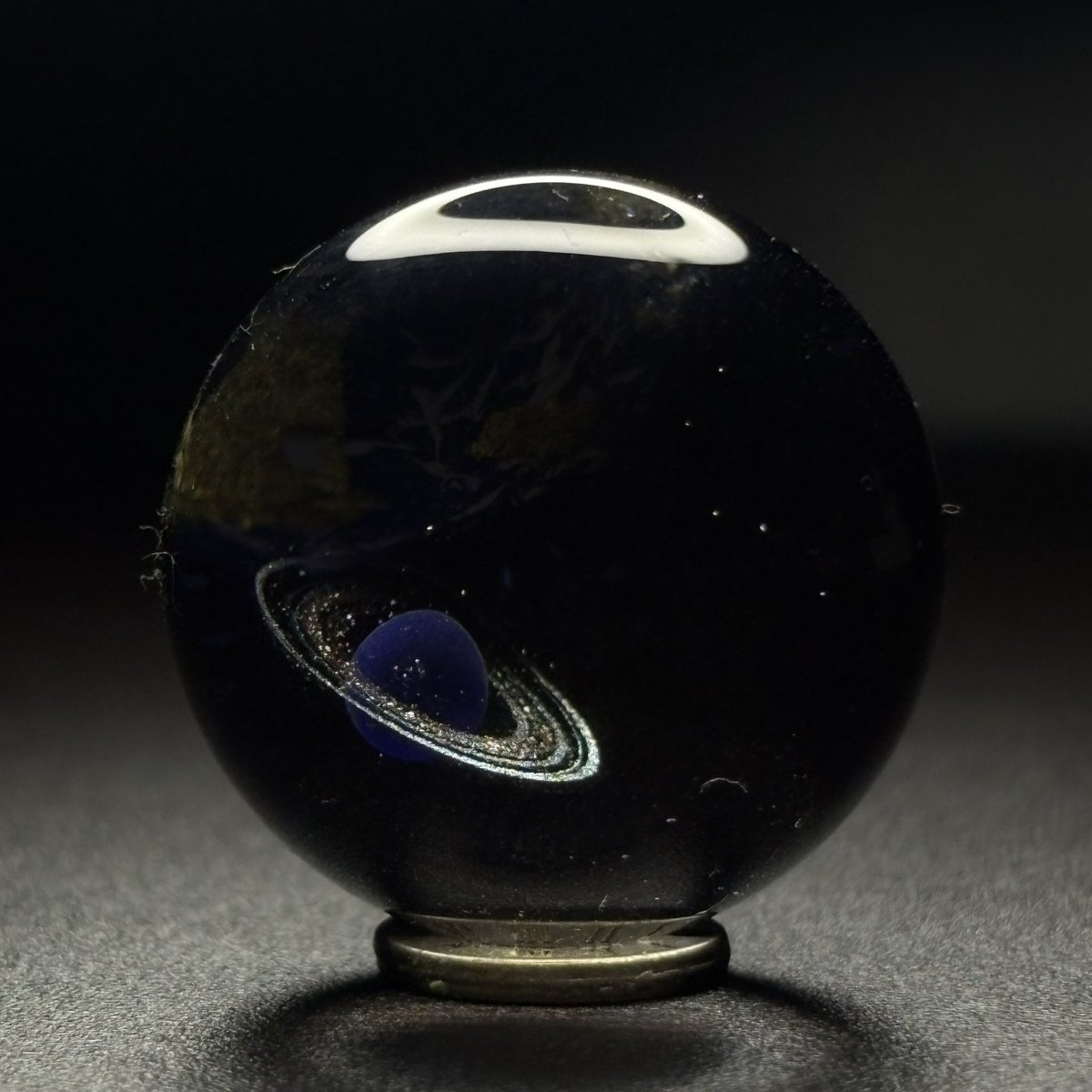 【星の旅人】

“幼星物語”の一幕
母星を旅立つ幼子は
母より譲りし環を纏い
暫く衛星軌道上を周回し
やがて外宇宙へと旅立つ

minneにて販売です
ф25mm
レジン、人工オパール、ラピスラズリ、金箔

 #宇宙玉