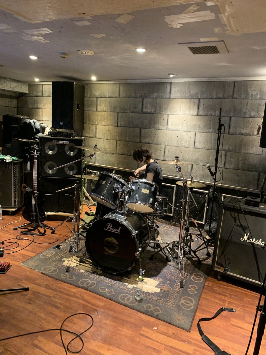 本日はasa先生のライブを見に西へ。普段の穏やかさは見間違いかと思うくらい激しいドラム！やっぱりツインペダル欲しなりました！演奏後の佇まいが絵になってます。