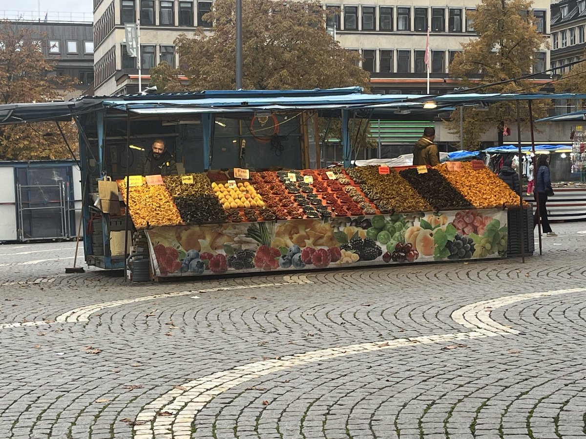 Det är en skev värld när grönsakshandlarna på Hötorget slutat sälja grönsaker. Lättare att hitta en gurka på Circle K.