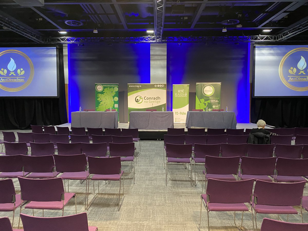 Ag tnúth go mór le Seimineár an Oireachtais le <a href="/RTERnaG/">Raidió na Gaeltachta</a> anseo ag #Onas25. Tá an seomra réidh. #mothuairim