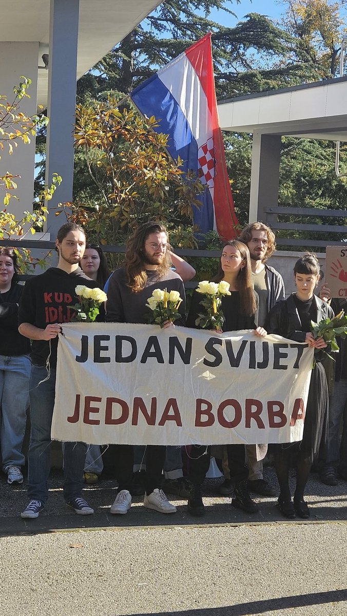 Novosađani koji danas ne smiju biti u Novom Sadu počast odaju kod srpske ambasade u Zagrebu.