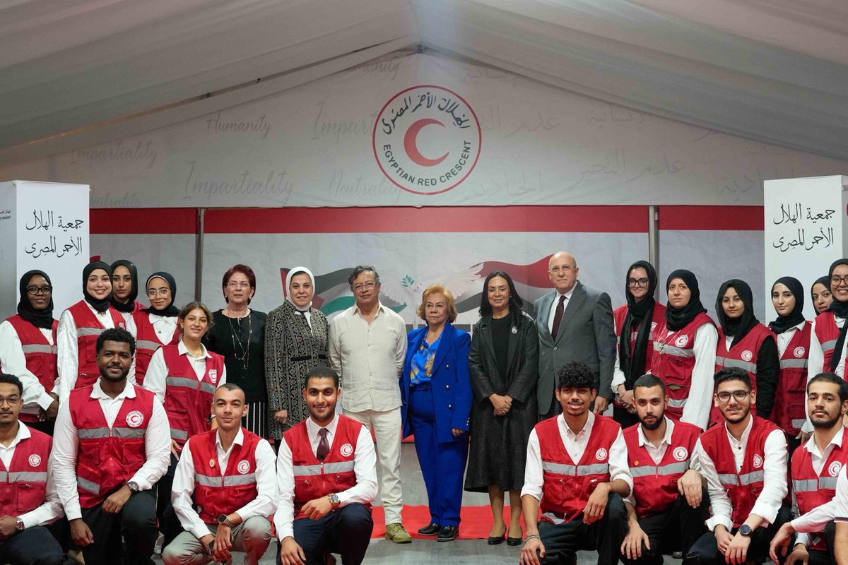 petrogustavo's tweet image. Empacó una caja de ayuda alimentaria al pueblo Palestino en la Luna Roja, equivale a nuestra Cruz Roja, en el Cairo. Desde este lugar se reparte al ayuda mundial a Gaza.

Recibo una distinción de esta entidad que es base de la nueva humanidad. La que lucha contra la barbarie y el…