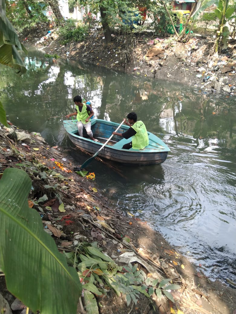 kmc_kolkata's tweet image. A few pictures of Larvicidal Spray being done in various canals across the city for mosquito control.

#VectorControlByKMC #KMConDuty