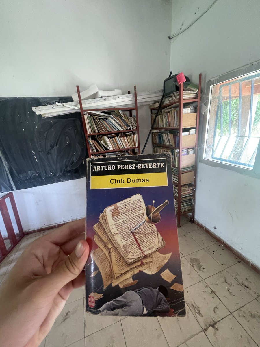 Visitando una escuela en un pequeño pueblo de Senegal me encontré este libro de <a href="/perezreverte/">Arturo Pérez-Reverte</a>, me sorprende mucho que haya llegado hasta ahí.