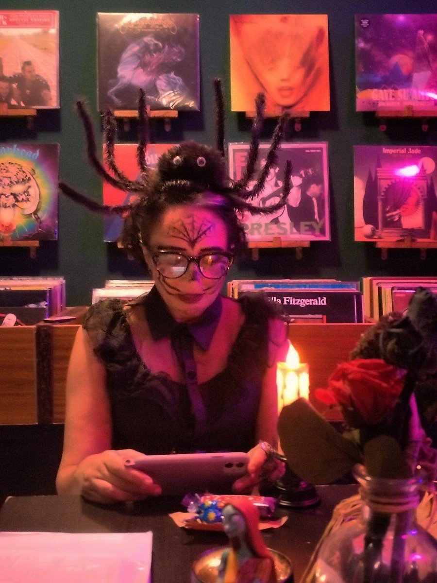 Ayer pasamos una tarde noche MARAVILLOSA, qué buen ambiente y qué buena energía se creó bajo la luz de las velas y la música ambiental.
Los relatos de terror fueron increíbles, aún le doy vueltas a la cabeza... 👻
MIL GRACIAS POR EL AMOR Y EL CARIÑO QUE LE HABÉIS DADO. 🖤✨