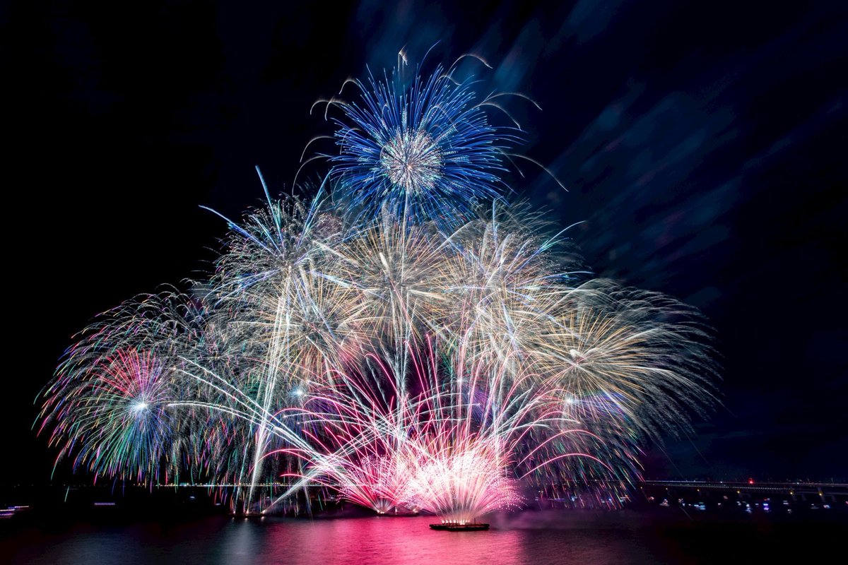 無事開催を終了いたしました。
2年越しの想いを胸に、再び泉佐野市・りんくう公園の空へ花火を打ち上げることができました。
本日の夜空を、皆さまと一緒に見上げられたこと──
それが、私たちにとって何よりの喜びです。

この日を信じて待ってくださったすべての方に、
心からの感謝を込めて。